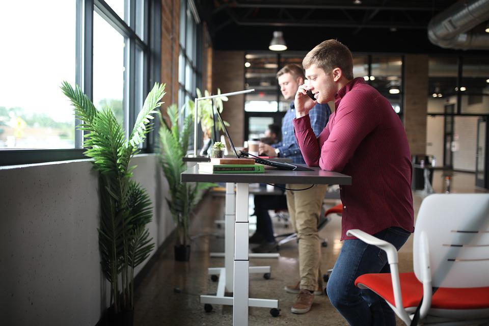 bureaux assis debout au travail 