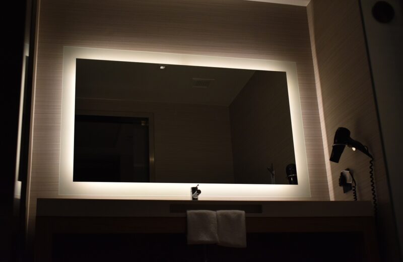 intégrer un miroir dans la décoration de votre salle de bain